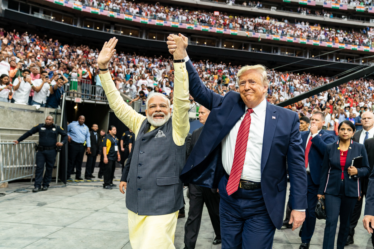 Le président Donald J. Trump tient la main du Premier ministre indien Narendra Modi