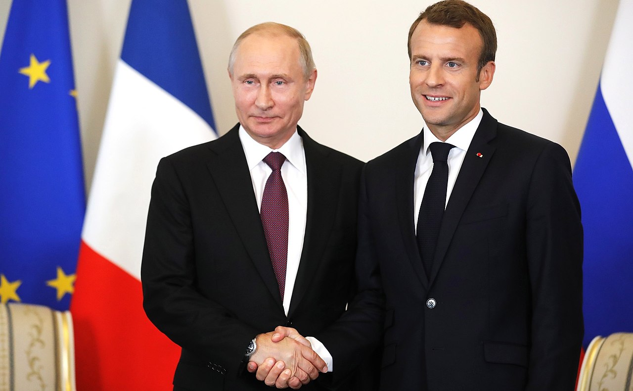 Le président russe Vladimir Poutine avec le président français Emmanuel Macron à Saint-Pétersbourg le 24 mai 2018